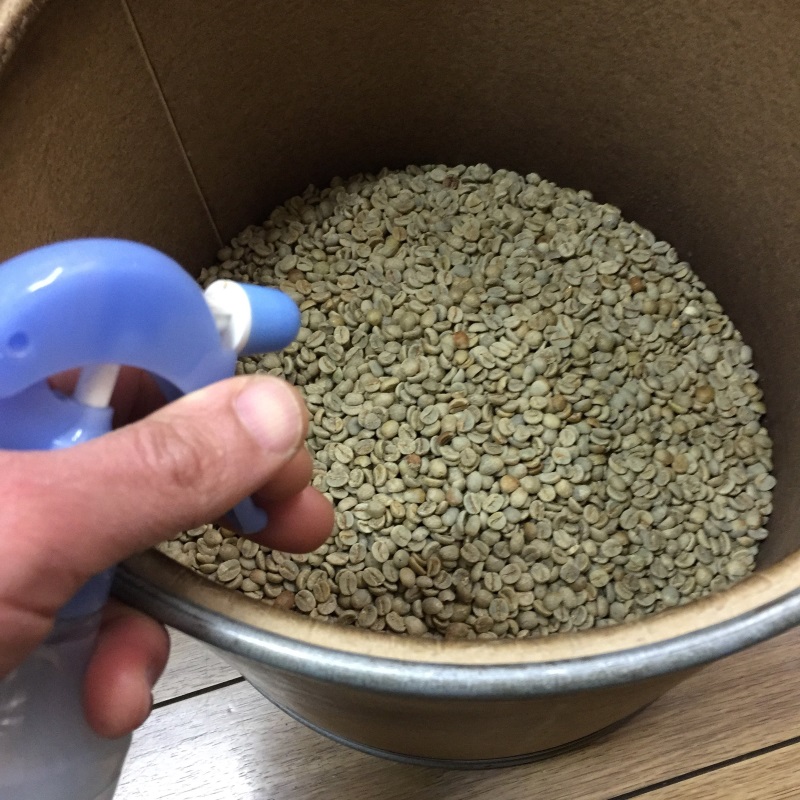 トリニティーゼットを生豆にスプレー